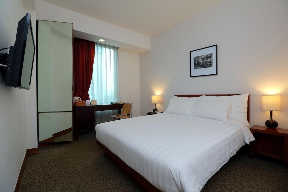 Park Hotel Cawang Джакарта Экстерьер фото