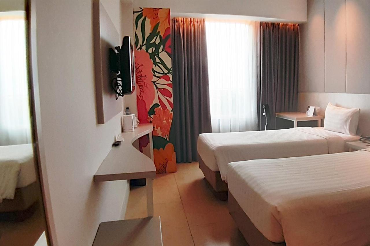 Park Hotel Cawang Джакарта Экстерьер фото