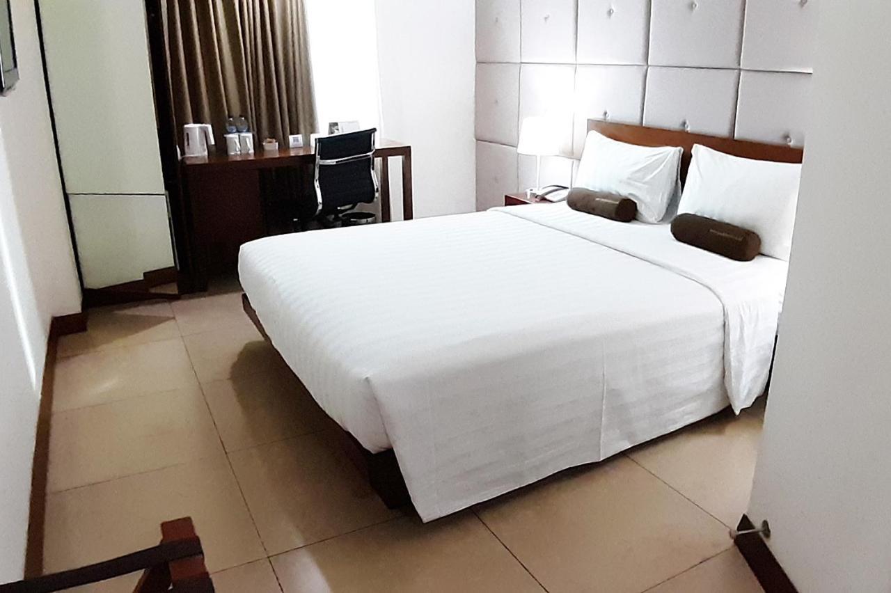 Park Hotel Cawang Джакарта Экстерьер фото