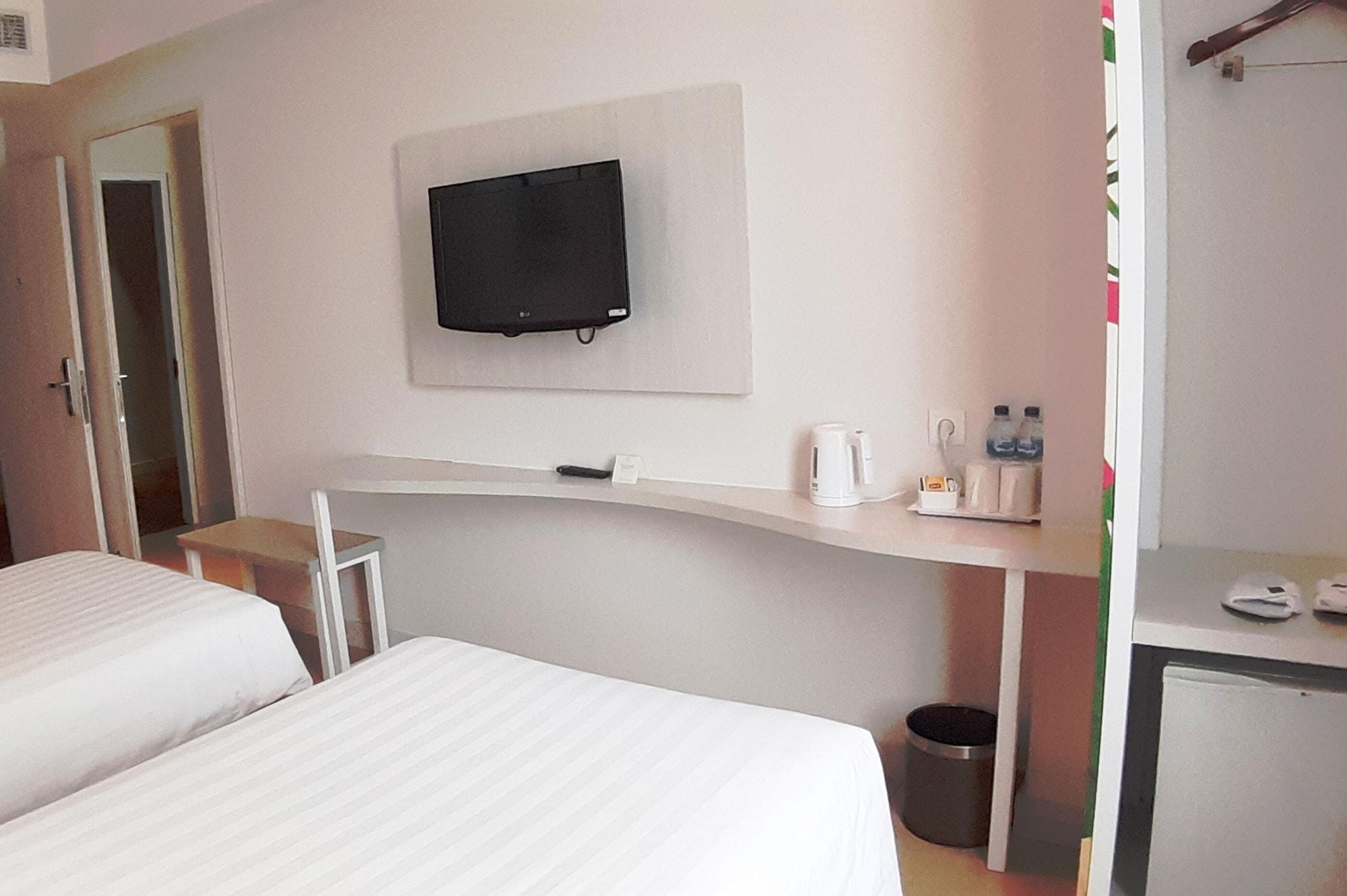 Park Hotel Cawang Джакарта Экстерьер фото