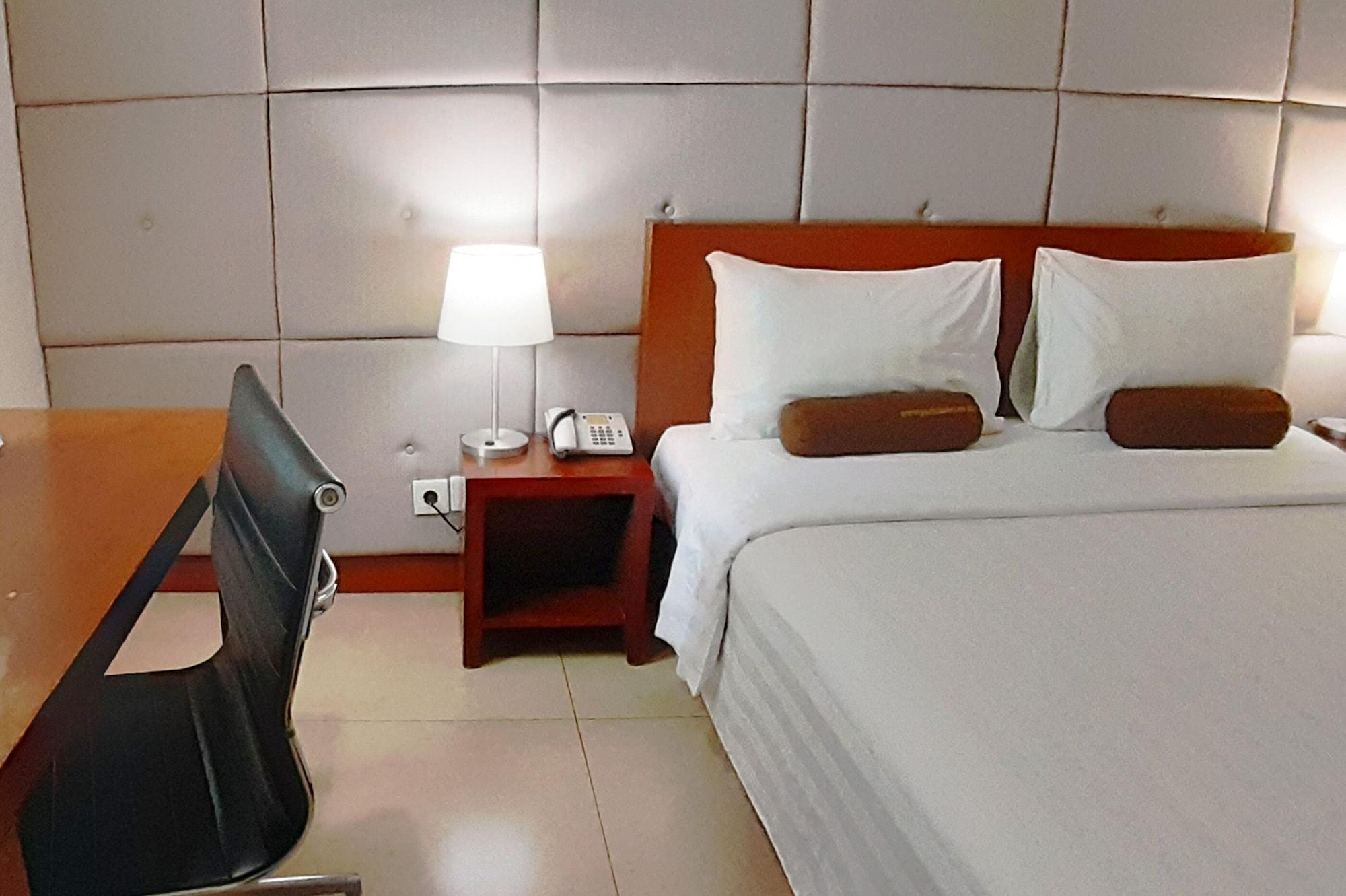 Park Hotel Cawang Джакарта Экстерьер фото