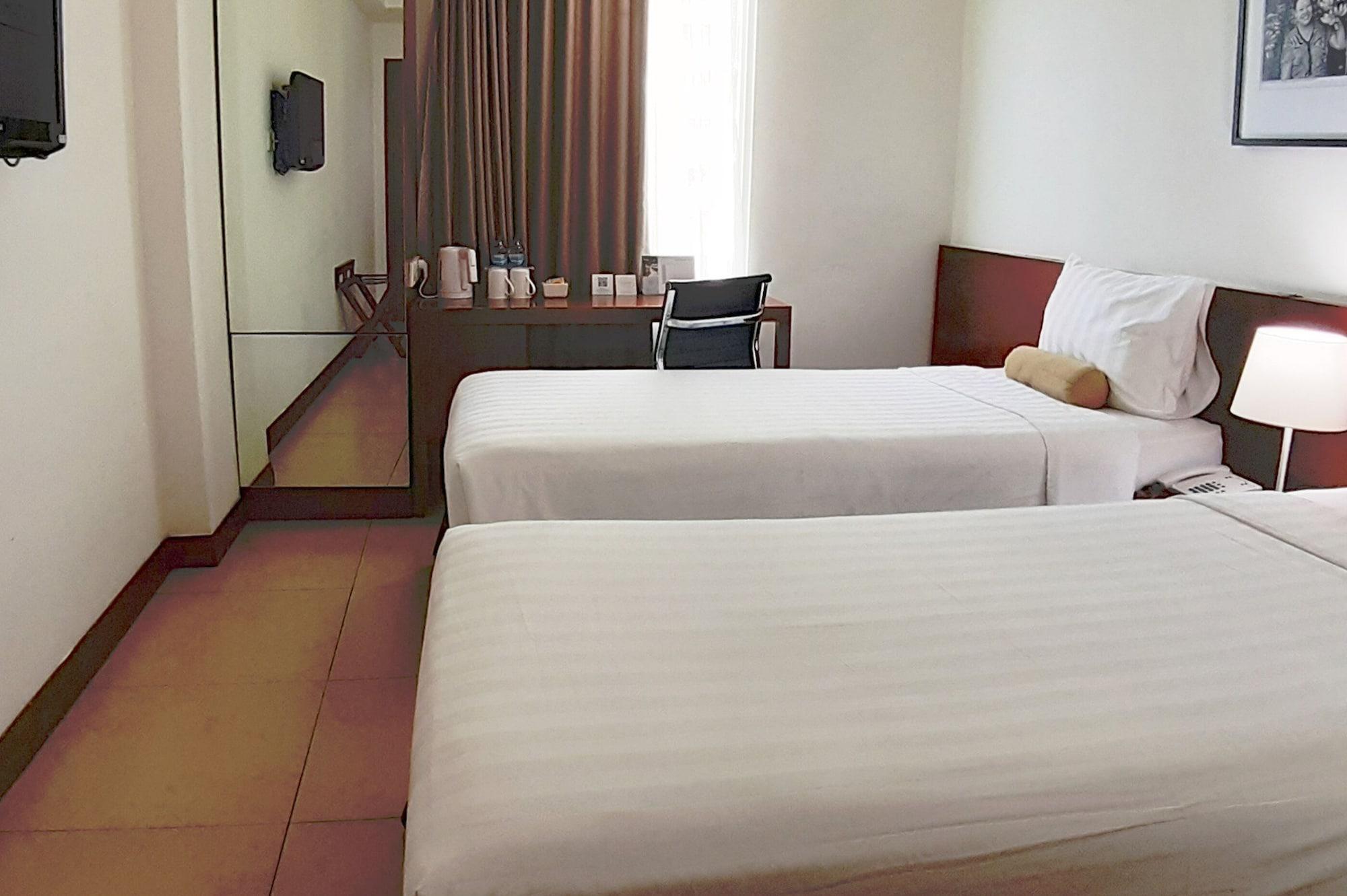 Park Hotel Cawang Джакарта Экстерьер фото