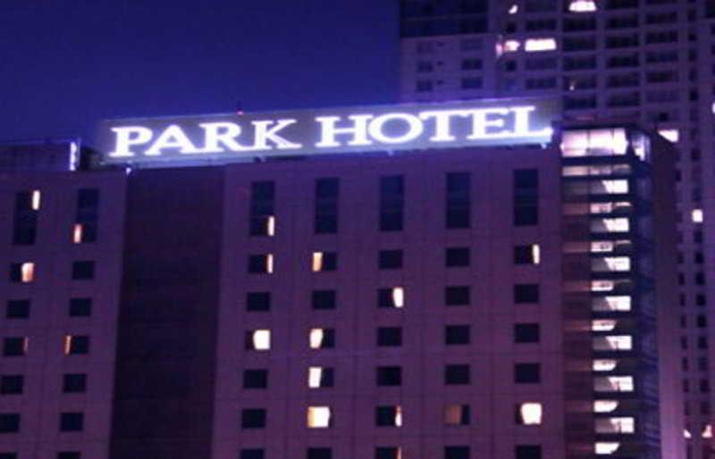 Park Hotel Cawang Джакарта Экстерьер фото