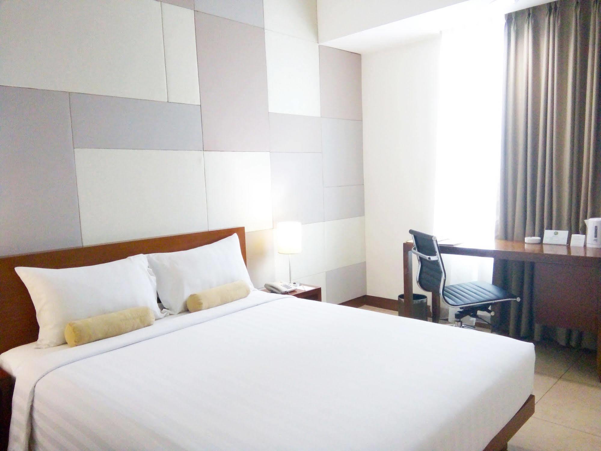 Park Hotel Cawang Джакарта Экстерьер фото
