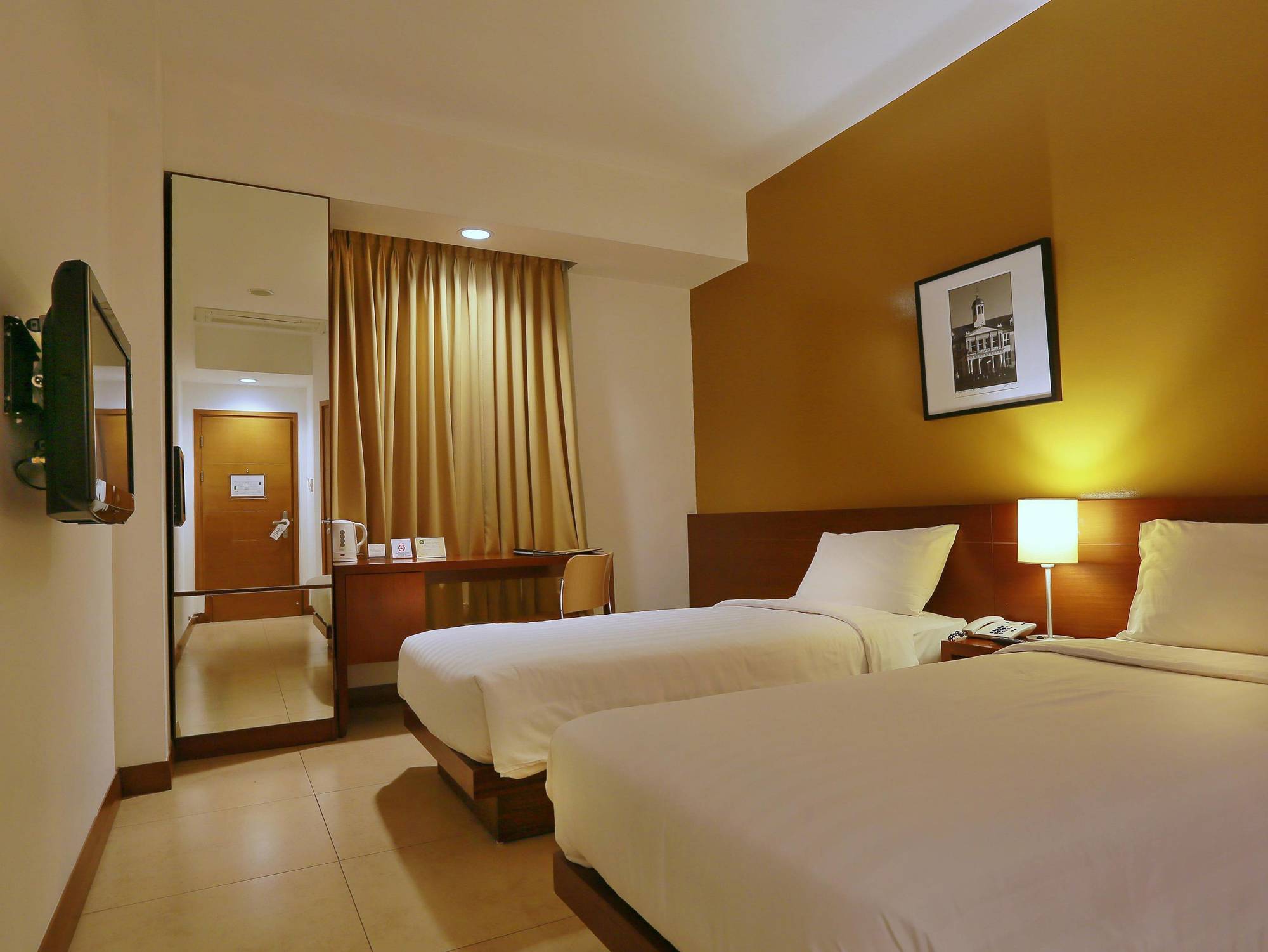 Park Hotel Cawang Джакарта Экстерьер фото