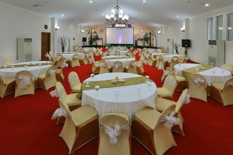Park Hotel Cawang Джакарта Экстерьер фото