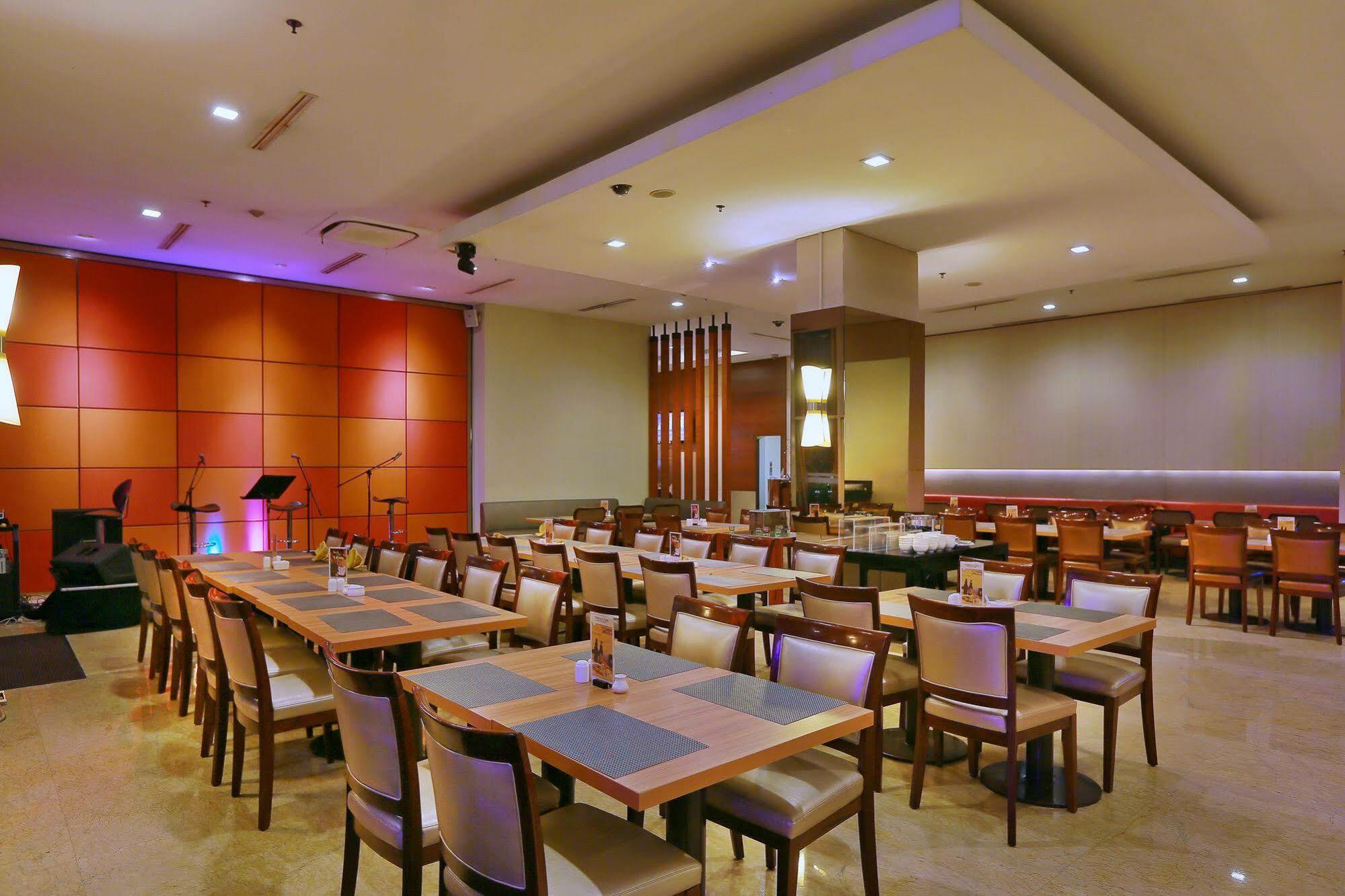 Park Hotel Cawang Джакарта Экстерьер фото